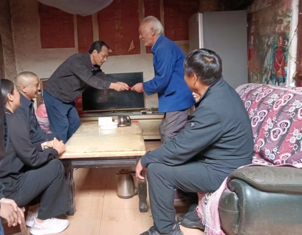 市人大王军重阳节慰问.jpg