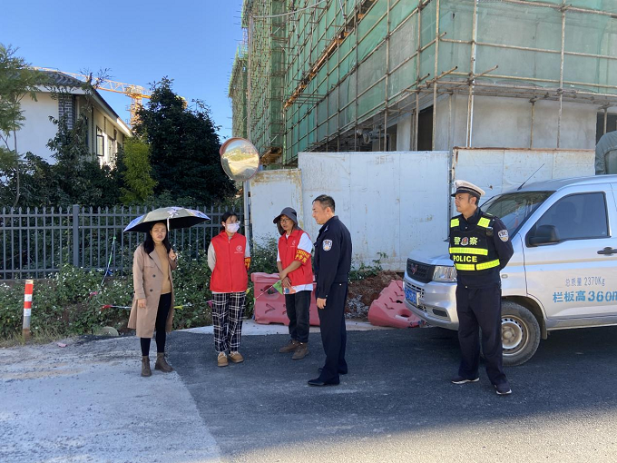 纳溪社区：坚守爱心“护学岗” 温暖平安“放学路”1.png
