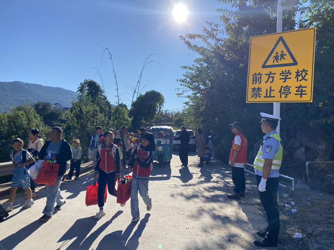 纳溪社区:坚守爱心“护学岗” 温暖平安“放学路”2.png 纳溪社区:坚守爱心“护学岗” 温暖平安“放学路”2.png