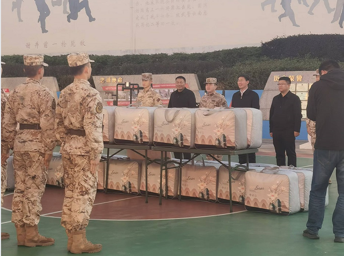 驻新军（警）部队春节慰问2.png