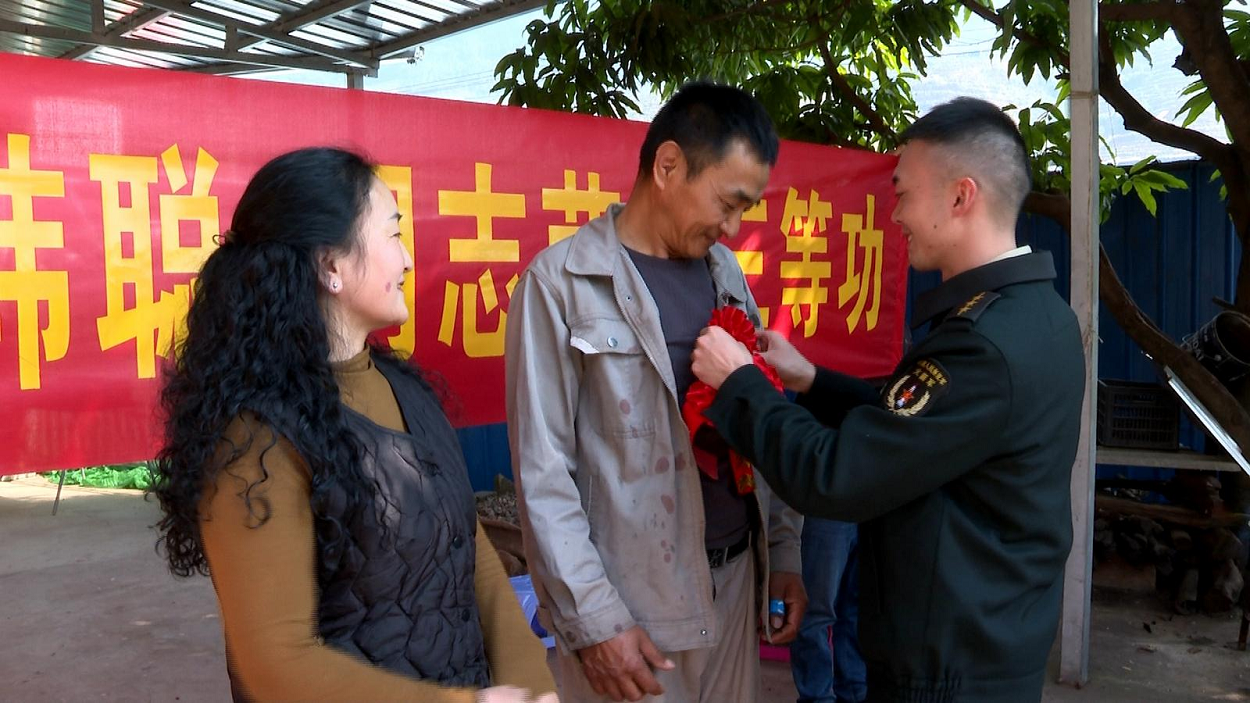 现役军人家庭送喜报2.png