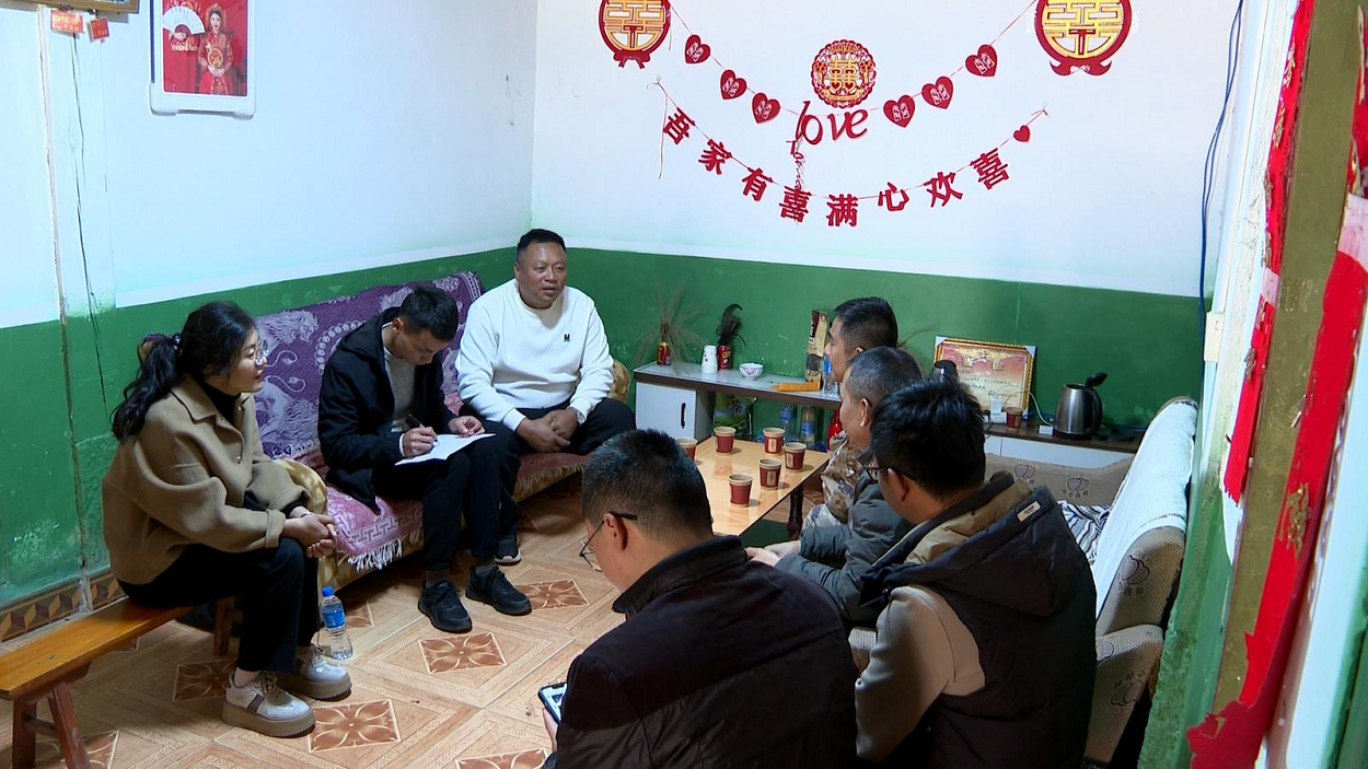 现役军人家庭送喜报3.png