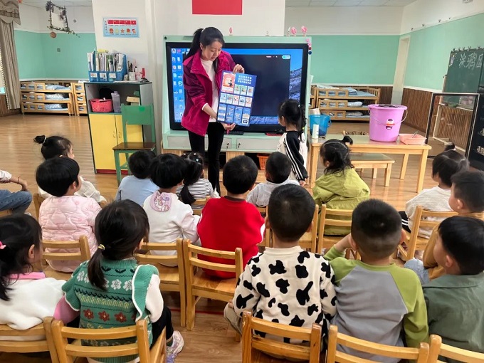 普法宣传零距离 法治教育入人心1.jpg 普法宣传零距离 法治教育入人心1.jpg