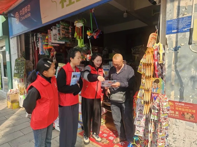 普法宣传零距离 法治教育入人心2.jpg 普法宣传零距离 法治教育入人心2.jpg