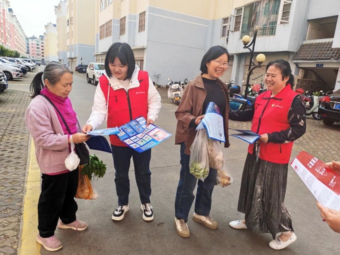 普法宣传零距离 法治教育入人心3.jpg 普法宣传零距离 法治教育入人心3.jpg