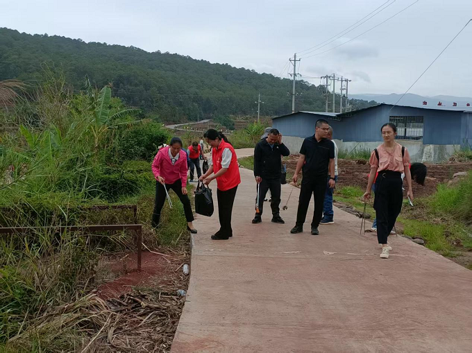 市政协调研组到古城街道开展“党建+河湖长制”汛前清河清漂行动2.png