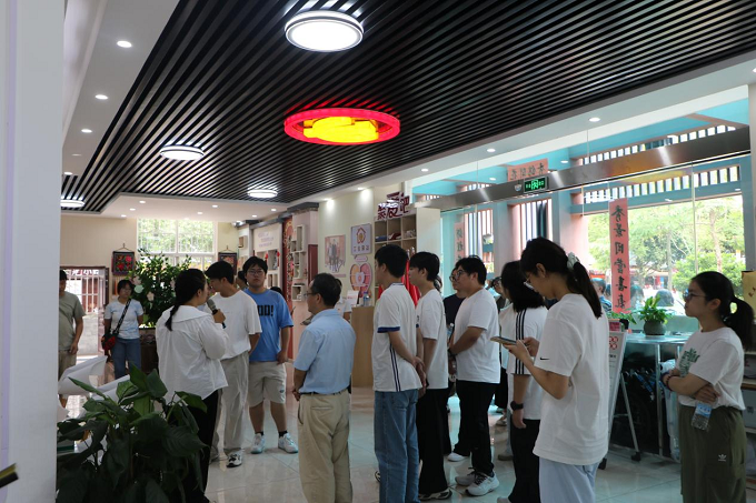 中央民族大学师生实践调研团赴锦秀社区调研民族团结进步创建工作1.png
