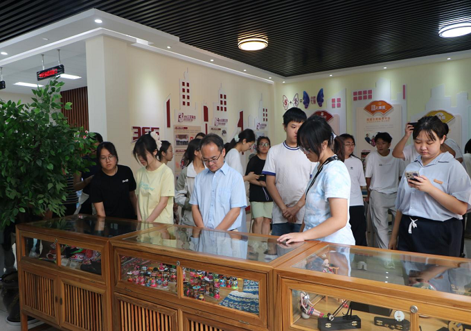 中央民族大学师生实践调研团赴锦秀社区调研民族团结进步创建工作2.png