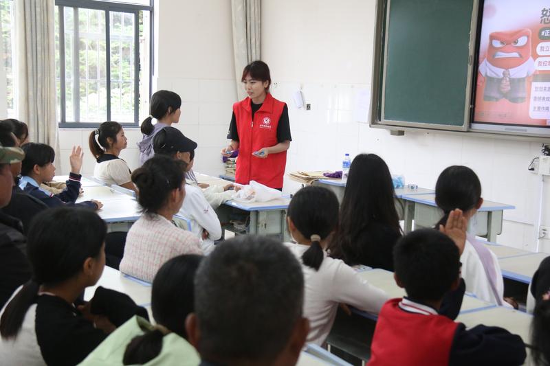 建兴乡乡村“家长夜校”开课：大学生志愿者助力亲子情绪管理3.jpg