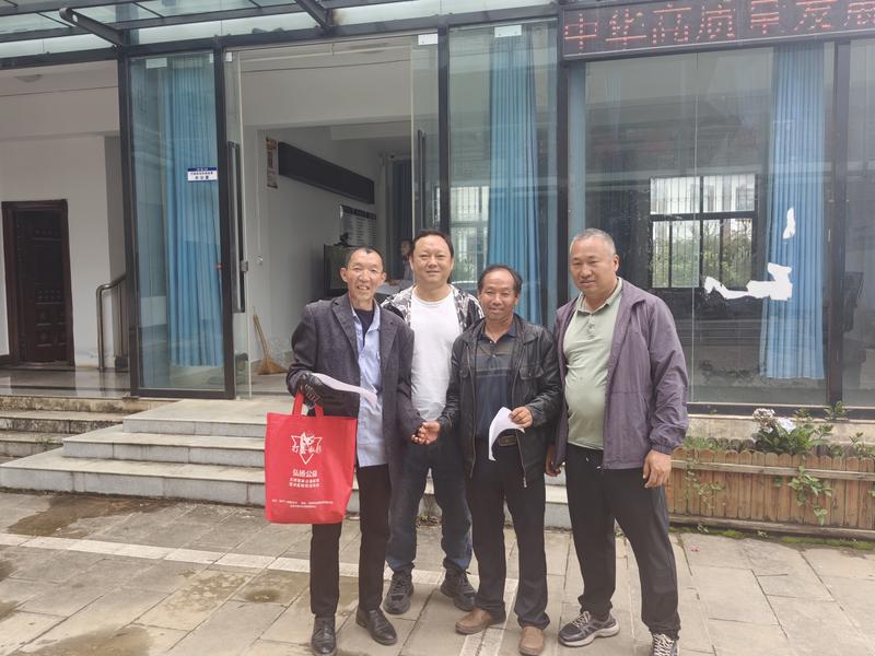 建兴:兄弟握手化恩怨 亲情回归暖人心2.jpg 建兴:兄弟握手化恩怨 亲情回归暖人心2.jpg