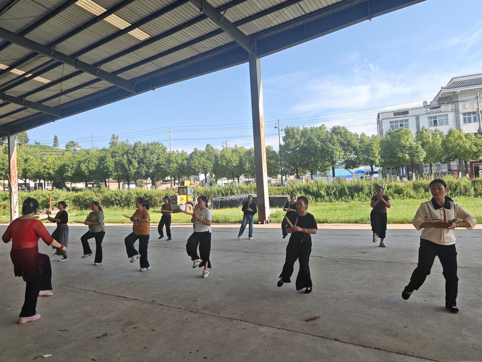 建兴乡开展农村文艺骨干葫芦笙融合舞培训1.jpg