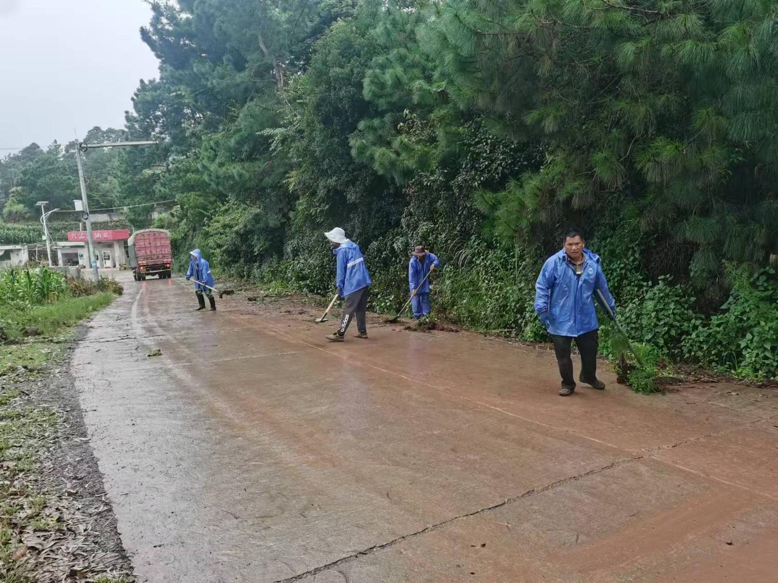 建兴乡：环境整治筑防线 全员防汛保平安2.jpg