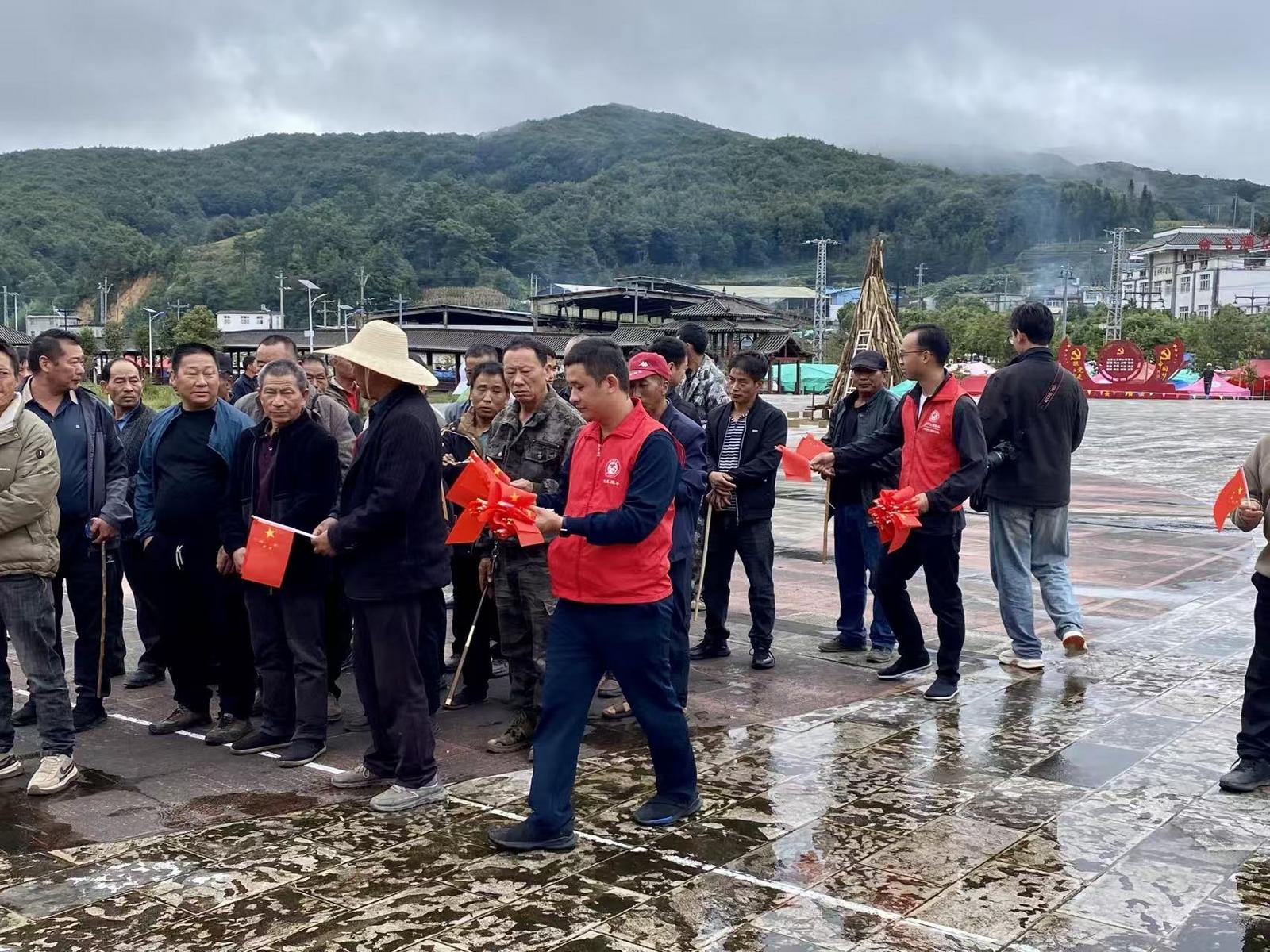 建兴乡第三十二届开歌节启幕 志愿者全程护航展风采1.jpg