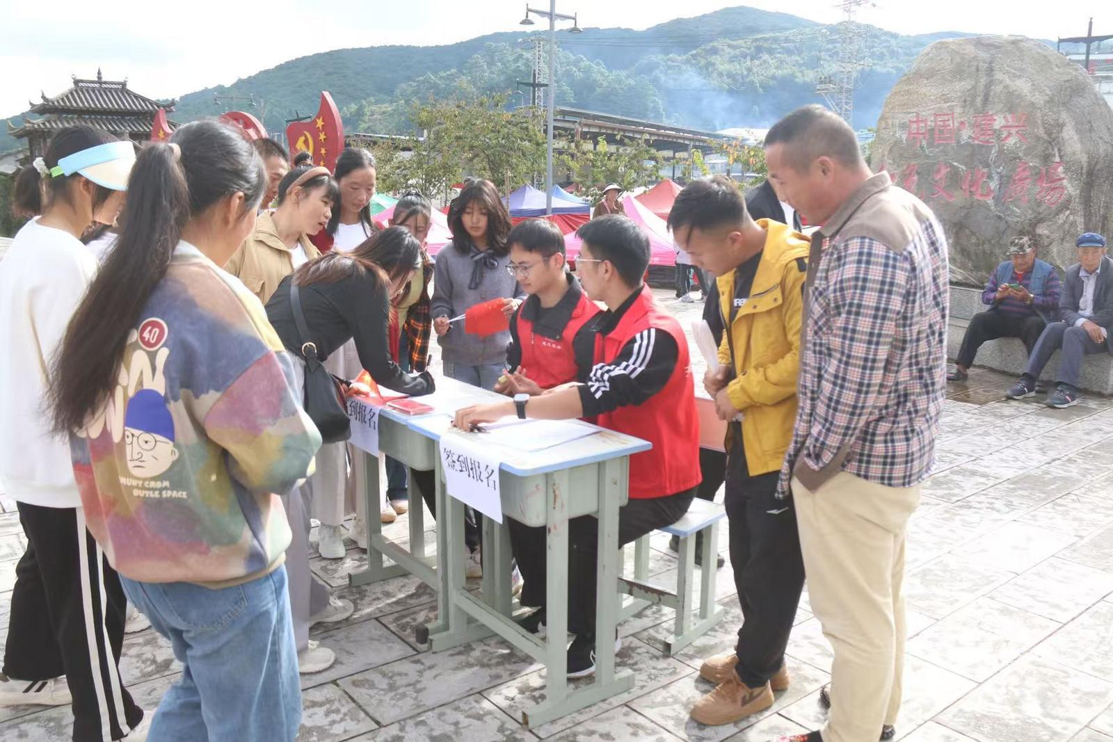 建兴乡第三十二届开歌节启幕 志愿者全程护航展风采2.jpg