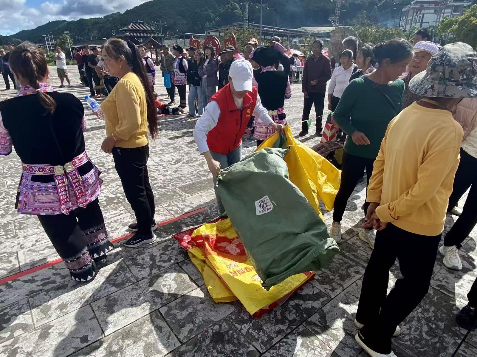 建兴乡第三十二届开歌节启幕 志愿者全程护航展风采3.jpg