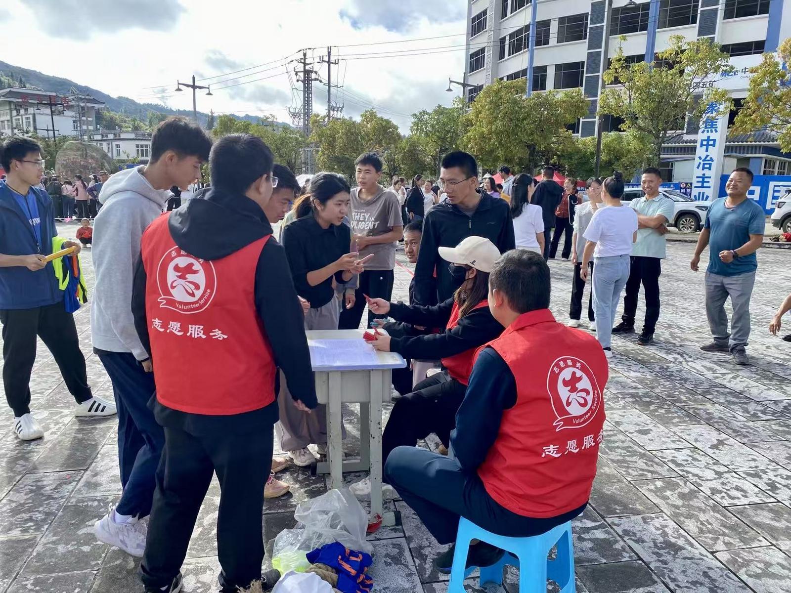 建兴乡第三十二届开歌节启幕 志愿者全程护航展风采4.jpg