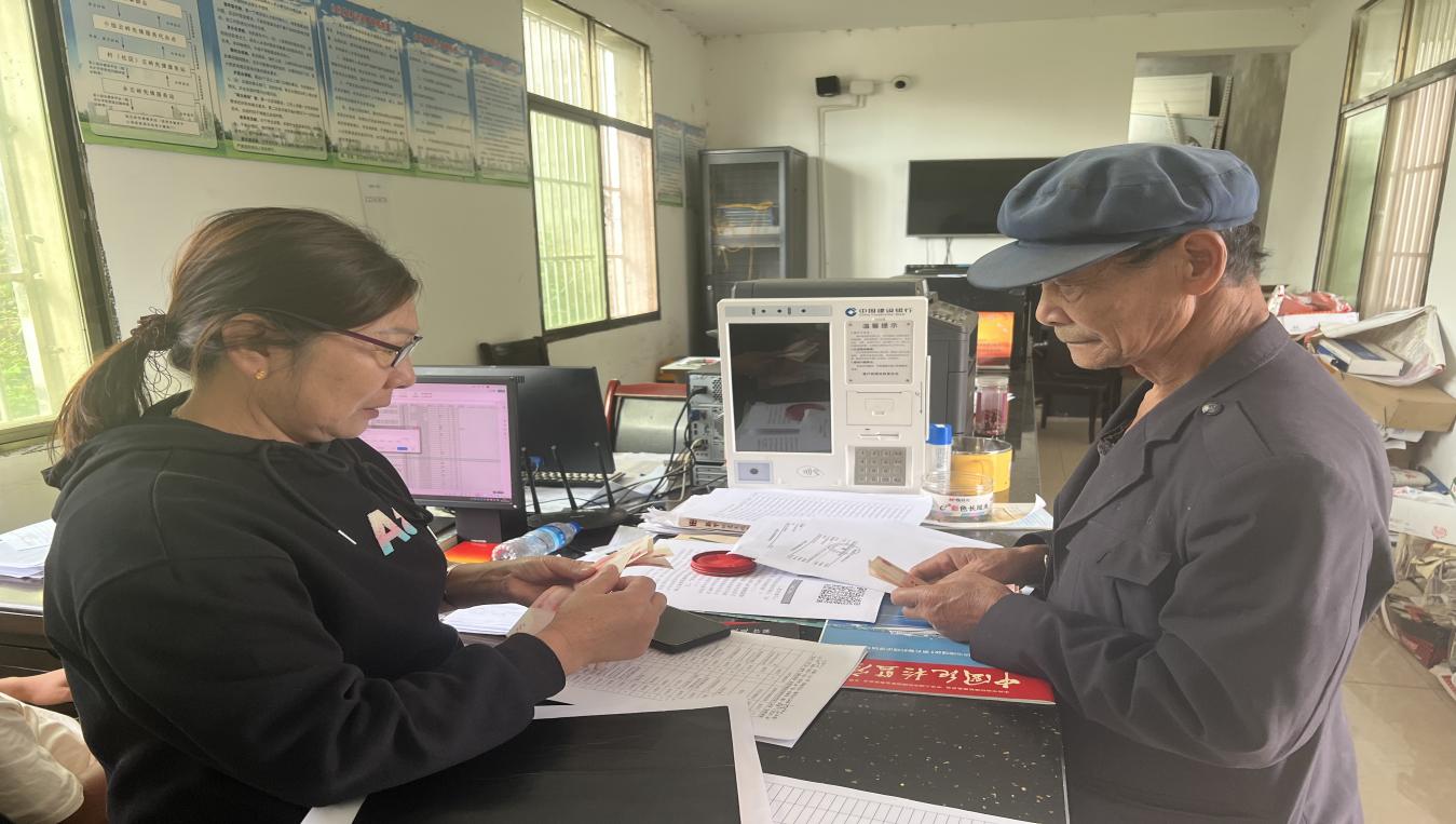 挖窖村：“敲门行动＋帮办代办” 社保惠民不掉线2.jpg