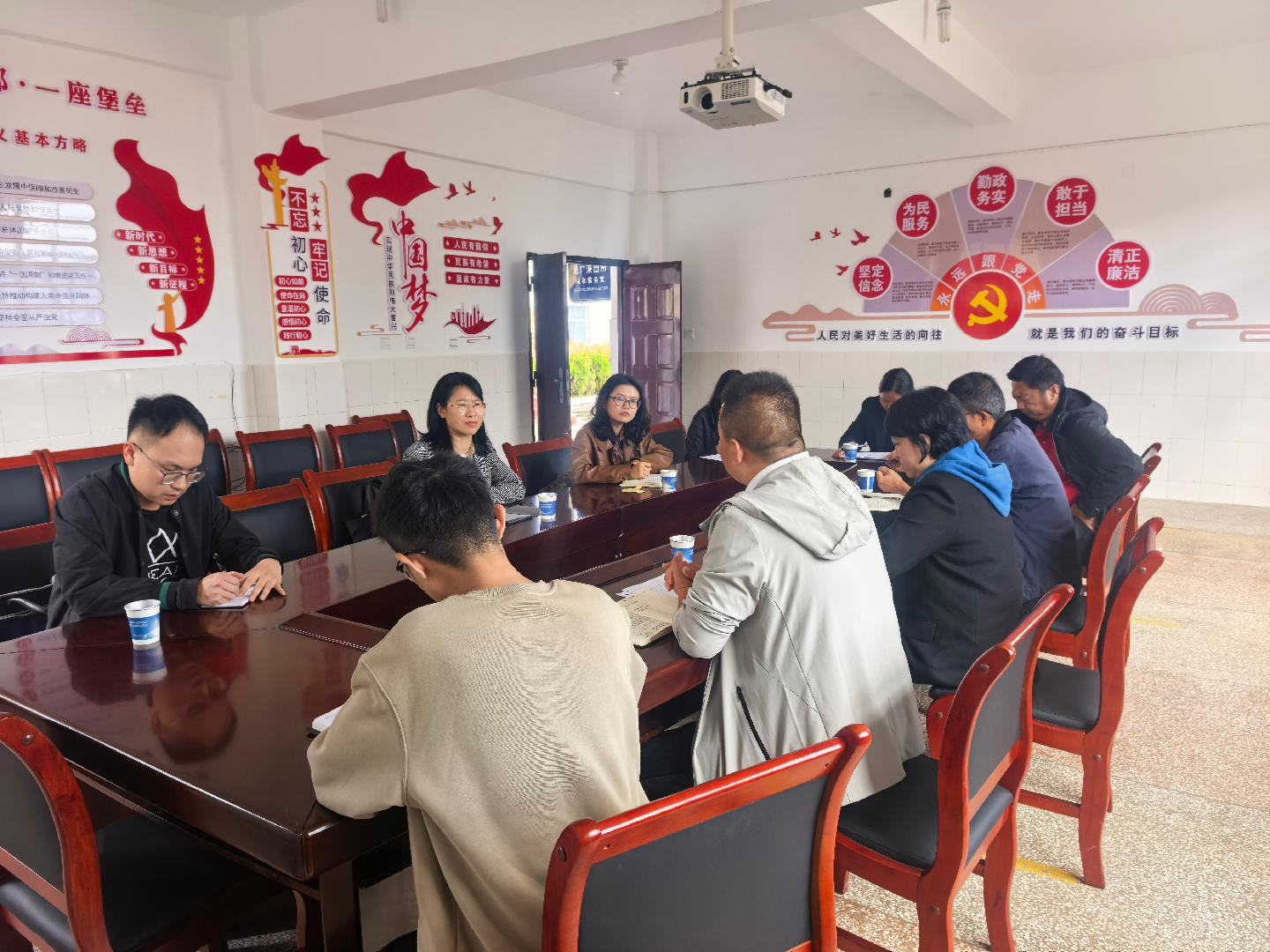 图片35 新平县工信局局长刘枝兰到保和村联系点调研.jpg