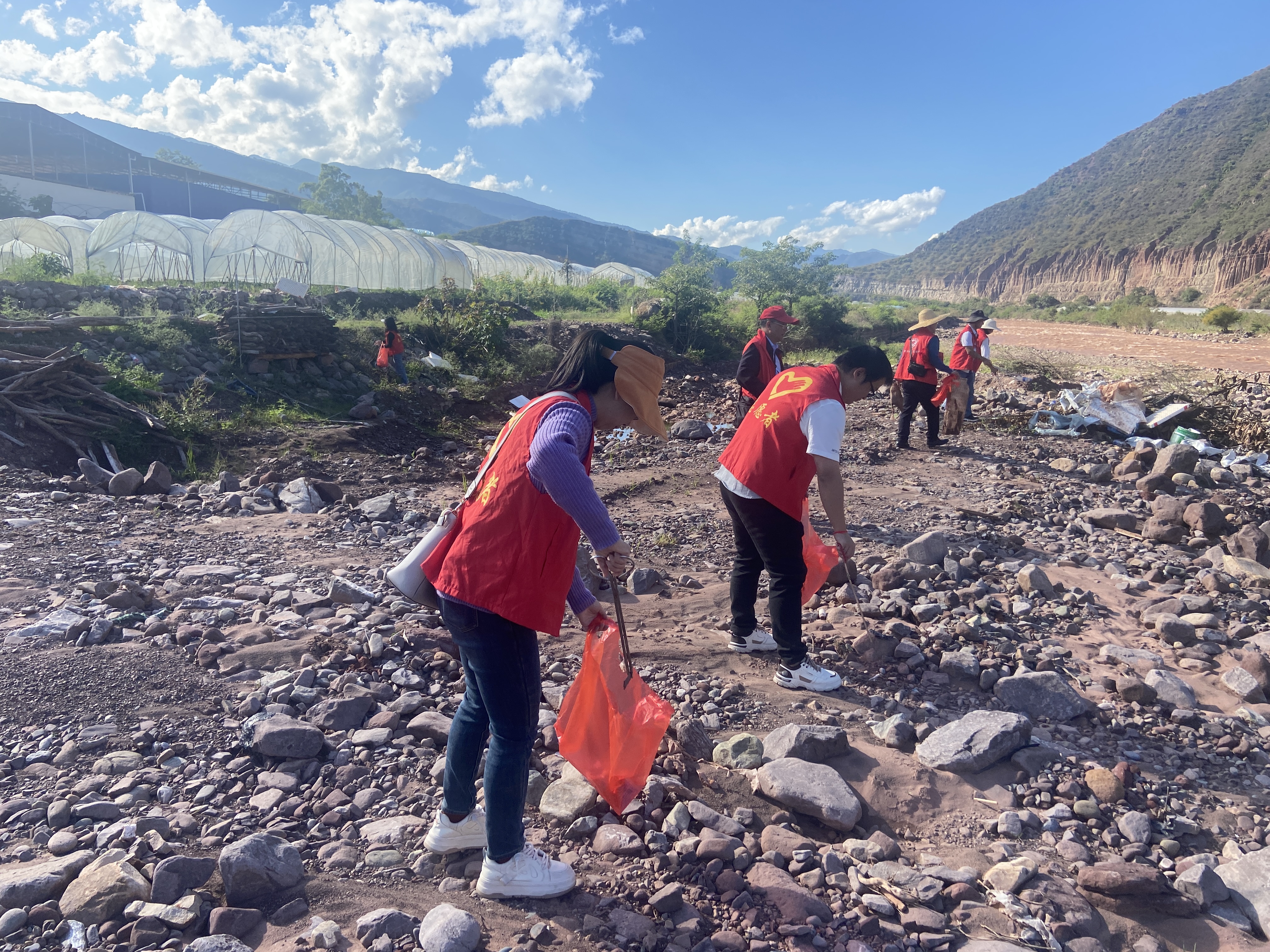 图片39 新平县工业科技和信息化局志愿服务队深入新化乡阿宝村开展巡河工作.jpg 图片39 新平县工业科技和信息化局志愿服务队深入新化乡阿宝村开展巡河工作.jpg