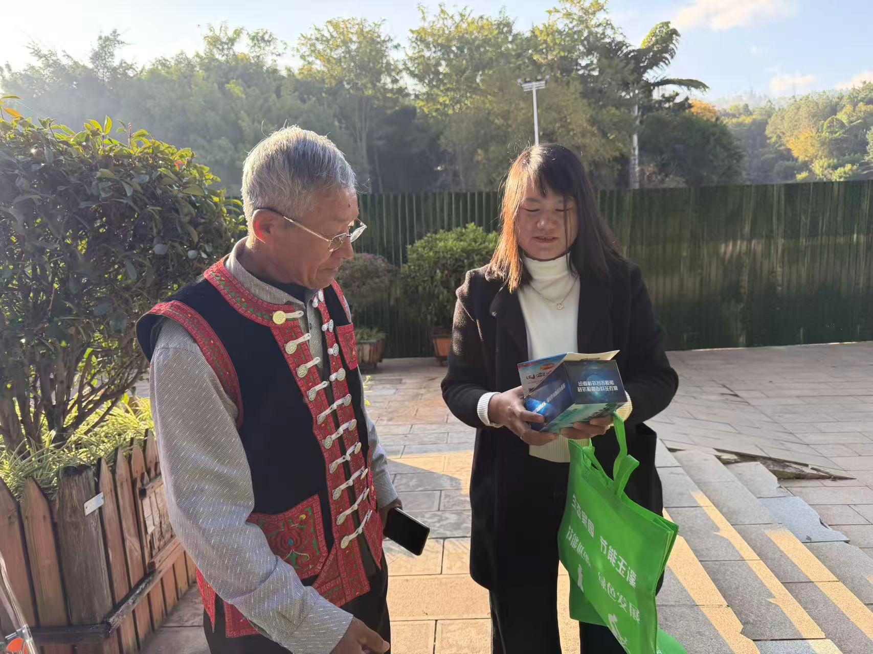 图片43  新平县工信局开展宪法宣传周活动 普法惠民走进群众.jpg