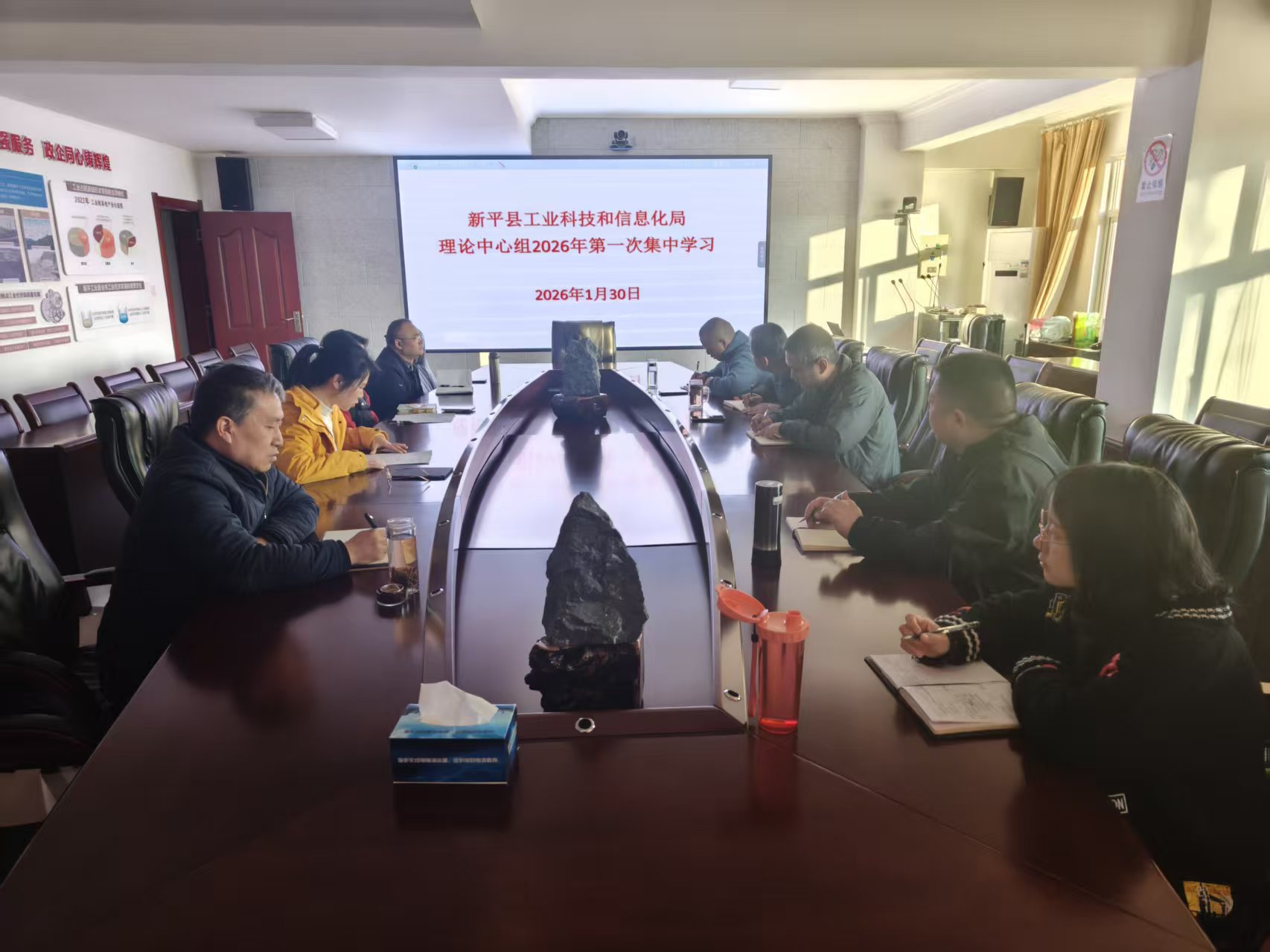 图片2 新平县工业科技和信息化局党委举行党委理论学习中心组2026年第一次集中学习.jpg