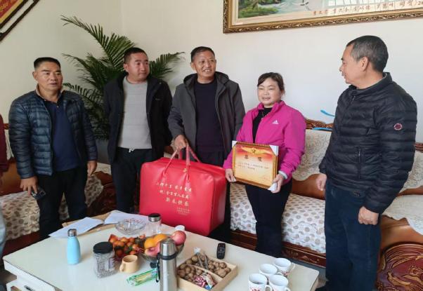 慰问现役军官家庭1.jpg 慰问现役军官家庭1.jpg