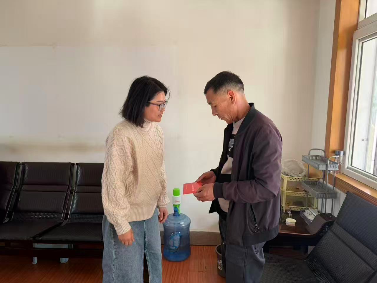 图片6 新平县工业科技和信息化局开展走访春节前夕走访慰问困难党员活动.jpg