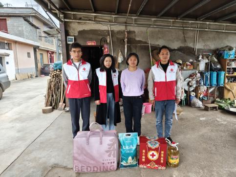 开展“一老一小”慰问活动1.jpg 开展“一老一小”慰问活动1.jpg