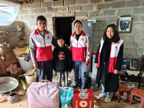 开展“一老一小”慰问活动2.jpg 开展“一老一小”慰问活动2.jpg