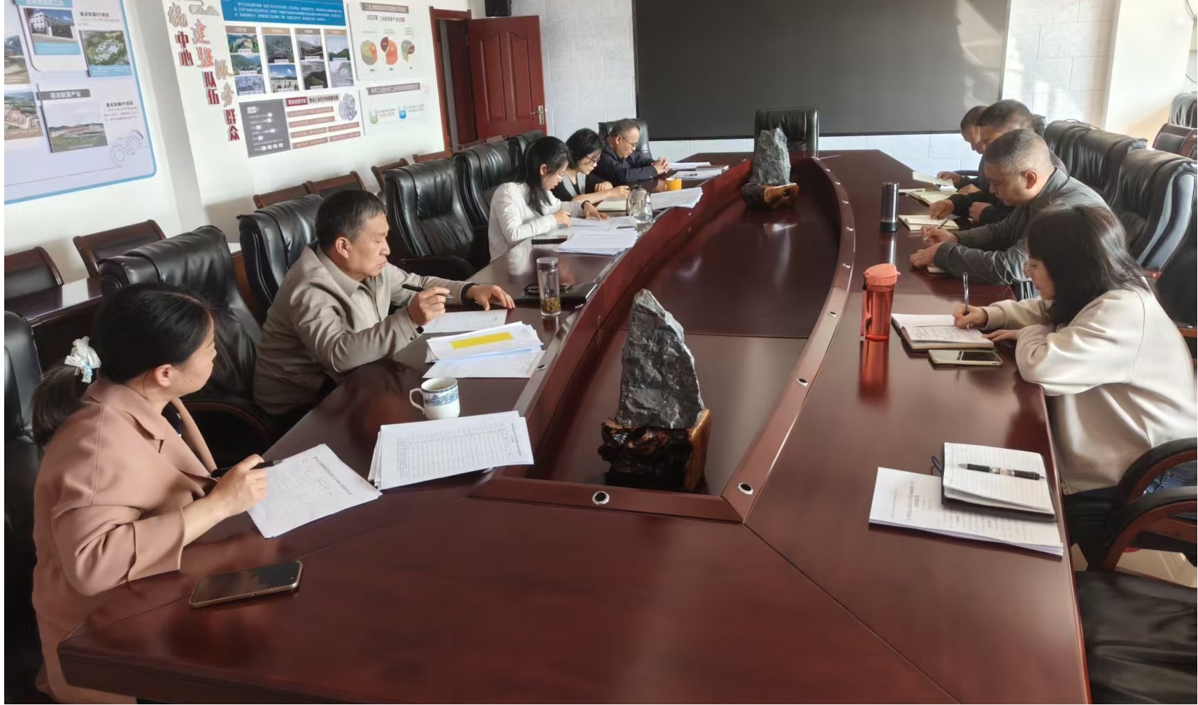 图片11 新平县工业科技和信息化局党委举行党委理论学习中心组2026年第三次集中学习.jpg