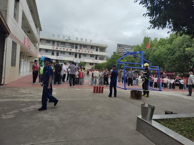 校社联动强宣教 实战演练筑平安1.png