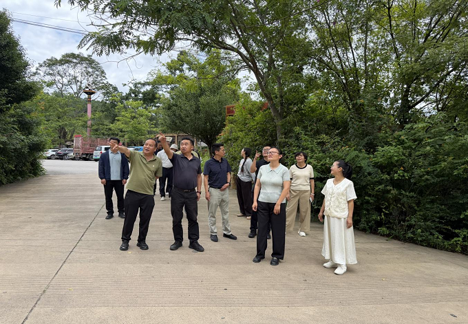 市政协副主席周勇到古城社区啊波左小组调研城乡人居环境整治工作1.png 市政协副主席周勇到古城社区啊波左小组调研城乡人居环境整治工作1.png