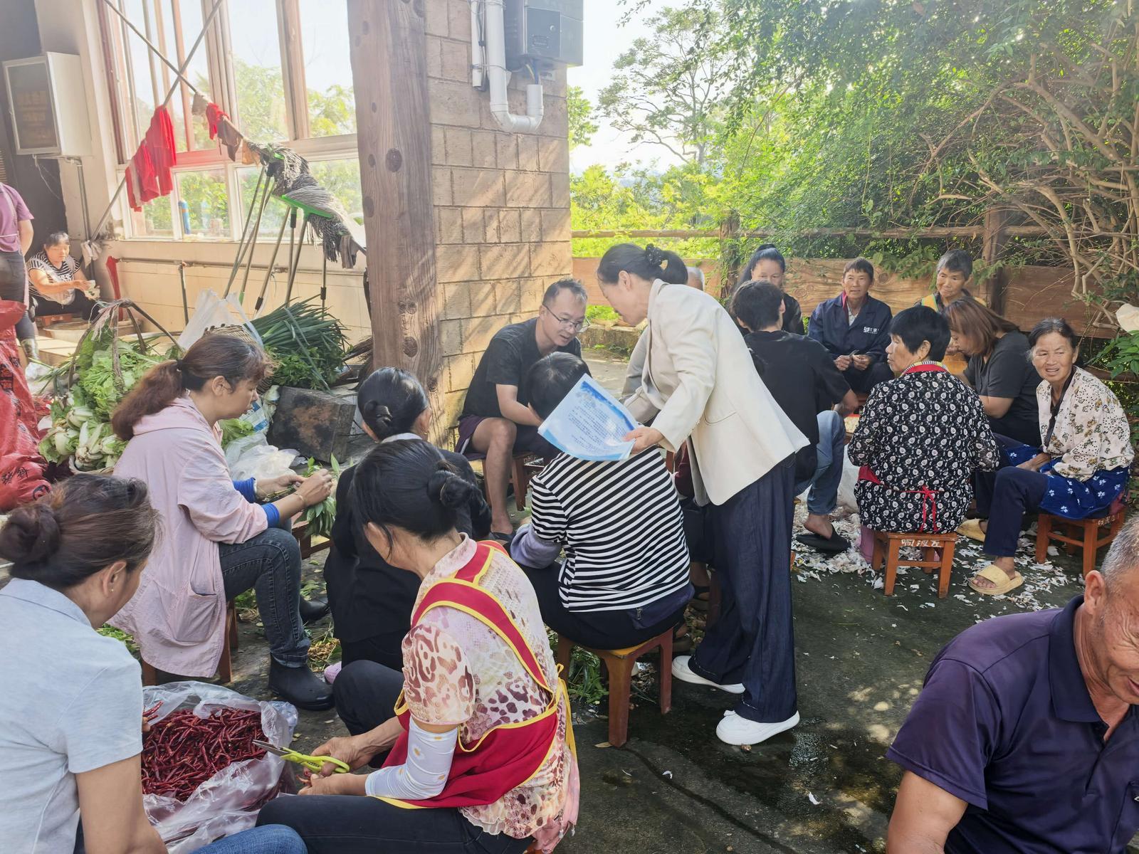 党旗飘扬防汛一线   红色力量筑牢“安全堤”1.jpg
