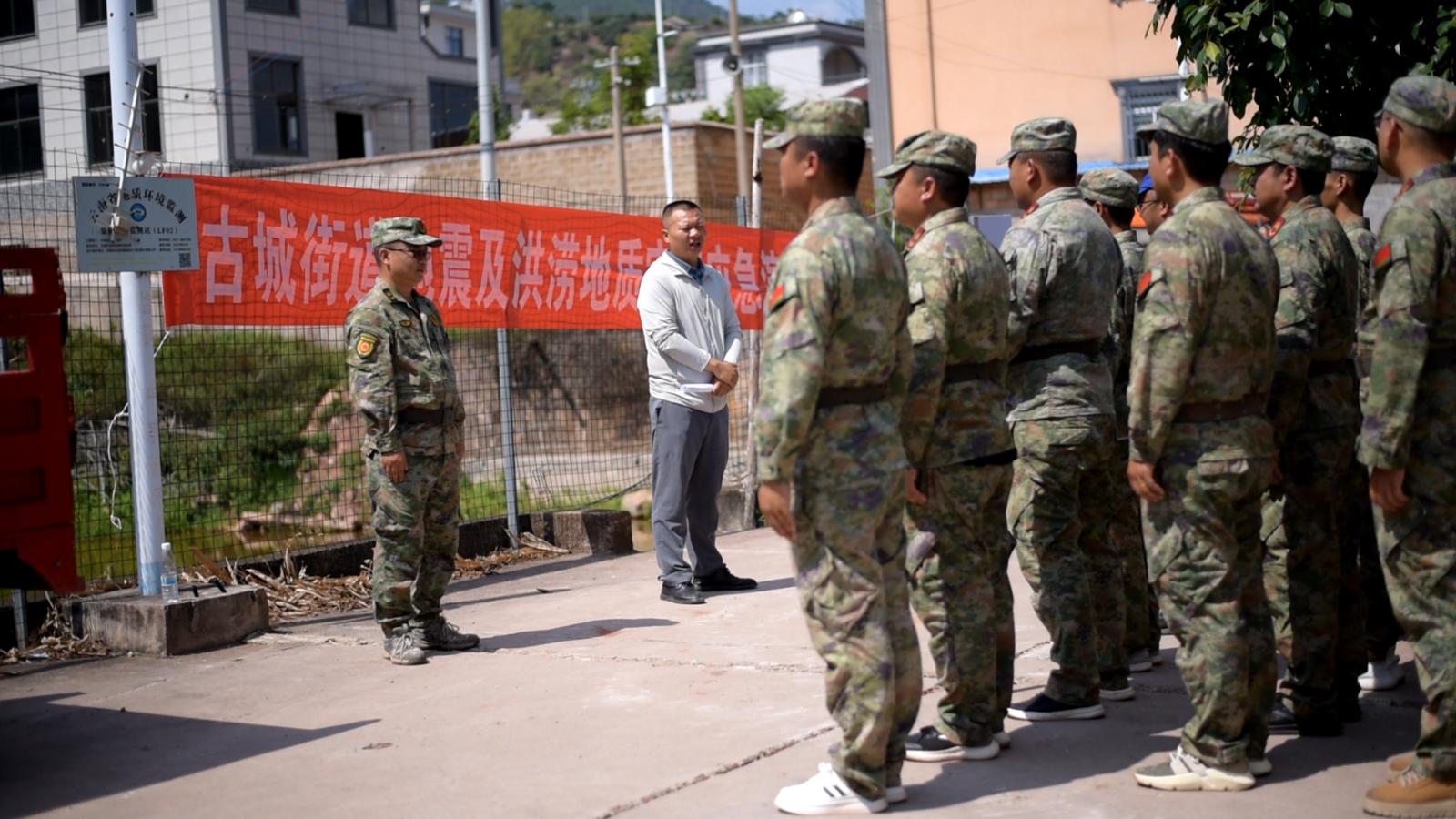 党旗飘扬防汛一线   红色力量筑牢“安全堤”3.jpg